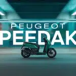 Scooter Peugeot Speedake en environnement urbain moderne